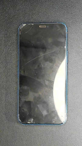 Apple iPhone 12 mini de J**é antes de la reparación de batería y pantalla