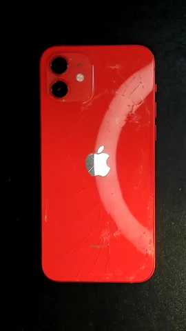 Apple iPhone 12 de P***a antes de la reparación de tapa trasera