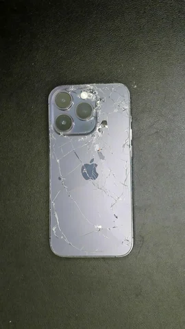 Apple iPhone 14 Pro de P***o antes de la reparación de tapa trasera