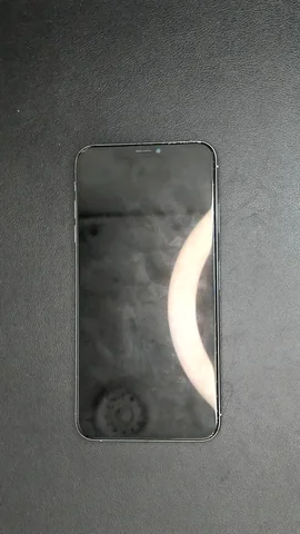 Apple iPhone XS Max de S***a antes de la reparación de pantalla