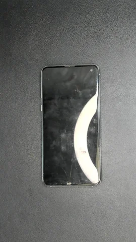 Samsung Galaxy S10e de R**a antes de la reparación de batería y tapa trasera