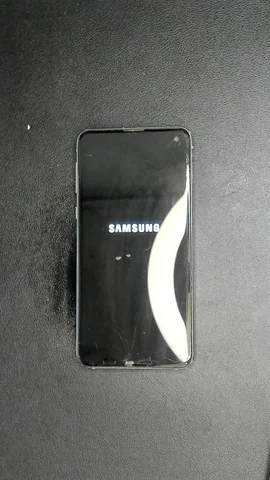 Foto tomada del Samsung Galaxy S10e de R**a posterior a la reparación de batería y tapa trasera el 3 de Febrero de 2024