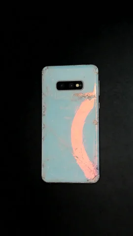 Samsung Galaxy S10e de R**a antes de la reparación de batería y tapa trasera