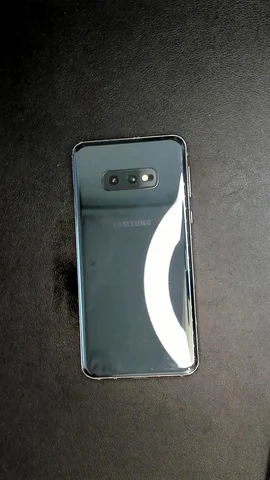 Foto tomada del Samsung Galaxy S10e de R**a posterior a la reparación de batería y tapa trasera el 3 de Febrero de 2024