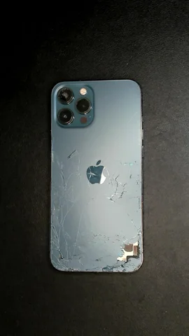 Apple iPhone 12 Pro Max de A*****o antes de la reparación de tapa trasera y pantalla y lente de cámara trasera