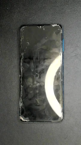 Samsung Galaxy M12 de B*****z antes de la reparación de pantalla