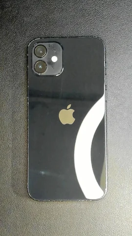 Foto tomada del Apple iPhone 12 de D****l posterior a la reparación de cámara trasera y batería el 8 de Febrero de 2024