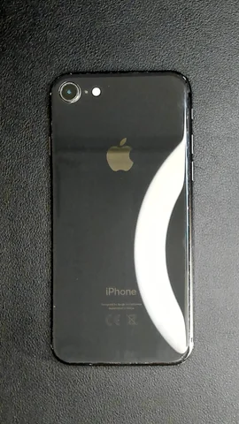 Foto tomada del Apple iPhone 8 de A*******o posterior a la reparación de tapa trasera y batería el 19 de Febrero de 2024