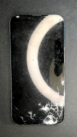 Apple iPhone 13 Pro de N*****s antes de la reparación de pantalla