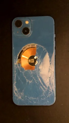 Apple iPhone 13 de A*****o antes de la reparación de batería y tapa trasera