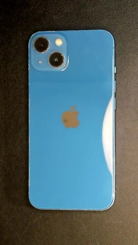 Foto tomada del Apple iPhone 13 de A*****o posterior a la reparación de batería y tapa trasera el 29 de Febrero de 2024