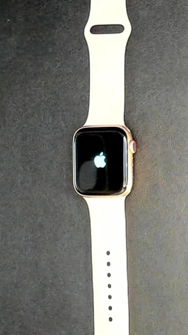 Foto tomada del Apple Watch Serie 5 44mm de M***a posterior a la reparación de cristal (sólo cristal y no el digitalizador) y batería el 5 de Marzo de 2024