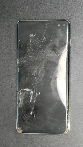 Samsung Galaxy S10+ de M**k antes de la reparación de pantalla y tapa trasera