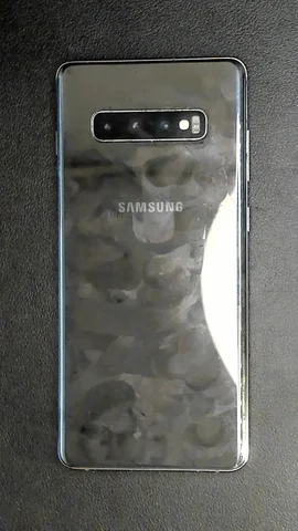 Samsung Galaxy S10+ de M**k antes de la reparación de pantalla y tapa trasera