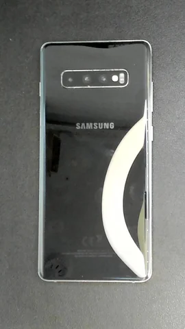 Foto tomada del Samsung Galaxy S10+ de M**k posterior a la reparación de pantalla y tapa trasera el 12 de Marzo de 2024