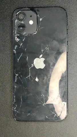 Apple iPhone 12 de E**l antes de la reparación de tapa trasera