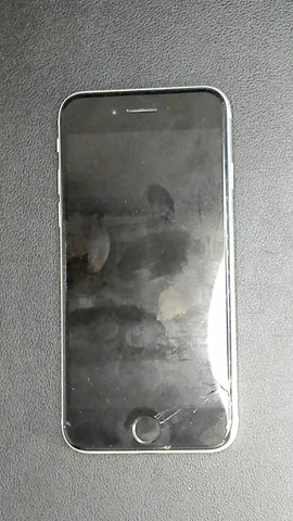 Apple iPhone SE (2020) de C******a antes de la reparación de batería y pantalla