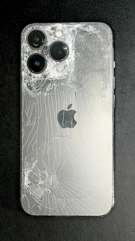 Apple iPhone 13 Pro de L***a antes de la reparación de tapa trasera y lente de cámara trasera