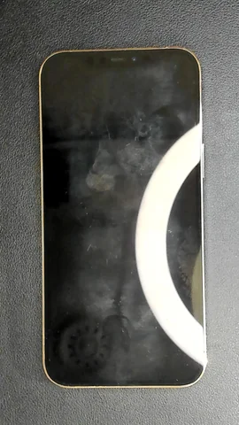 Apple iPhone 12 Pro Max de A*****o antes de la reparación de puerto de carga