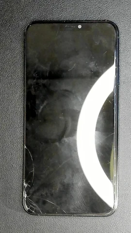 Apple iPhone 11 Pro Max de E**a antes de la reparación de pantalla