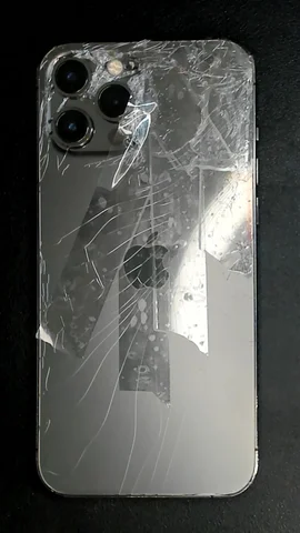 Apple iPhone 12 Pro Max de J**é antes de la reparación de tapa trasera