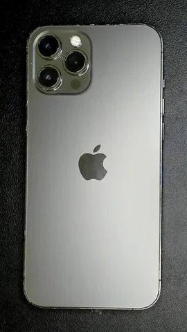 Foto tomada del Apple iPhone 12 Pro Max de J**é posterior a la reparación de tapa trasera el 25 de Marzo de 2024