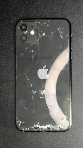 Apple iPhone 11 de C****s antes de la reparación de pantalla y tapa trasera