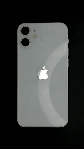 Apple iPhone 12 mini de C***a antes de la reparación de cámara trasera y batería