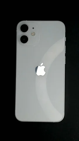 Foto tomada del Apple iPhone 12 mini de C***a posterior a la reparación de cámara trasera y batería el 30 de Marzo de 2024