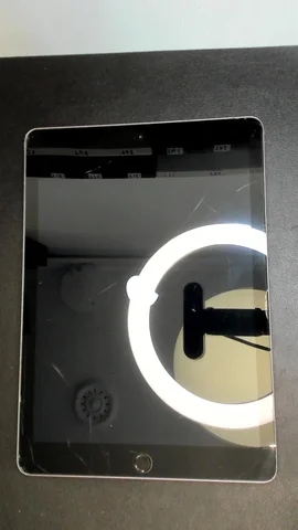 Foto tomada del Apple iPad 6 9.7 (2018) de C****s posterior a la reparación de batería el 6 de Abril de 2024