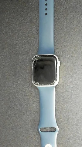 Apple Watch SE 44mm de T***s antes de la reparación de pantalla