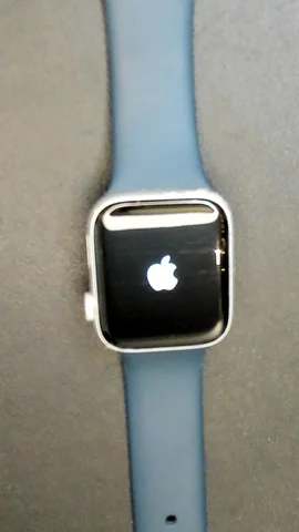 Foto tomada del Apple Watch SE 44mm de T***s posterior a la reparación de pantalla el 6 de Abril de 2024