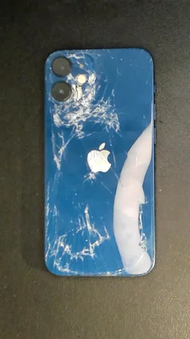 Apple iPhone 12 mini de P***o antes de la reparación de pantalla y tapa trasera