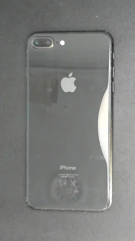 Foto tomada del Apple iPhone 8 Plus de J**i posterior a la reparación de pantalla y tapa trasera el 15 de Abril de 2024