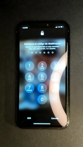 Foto tomada del Apple iPhone XR de B***o posterior a la reparación de pantalla el 15 de Abril de 2024