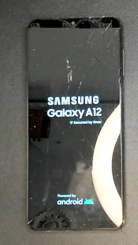 Samsung Galaxy A12 de J**n antes de la reparación de pantalla