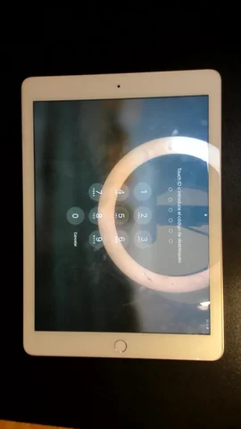 Apple iPad 6 9.7 (2018) de C****s antes de la reparación de cristal digitalizador