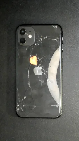 Apple iPhone 11 de J***é antes de la reparación de pantalla y tapa trasera