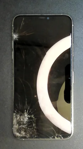 Apple iPhone 11 Pro Max de D***d antes de la reparación de pantalla