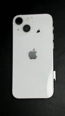 Apple iPhone 13 mini de D***d antes de la reparación de tapa trasera