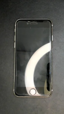 Apple iPhone SE (2022) de H*****o antes de la reparación de pantalla