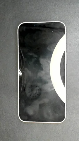 Apple iPhone 13 de Y*****e antes de la reparación de pantalla