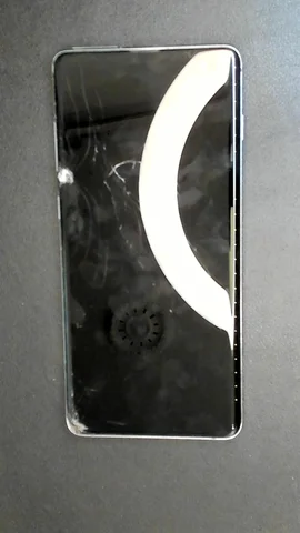 Samsung Galaxy S10+ de A*****o antes de la reparación de pantalla y tapa trasera