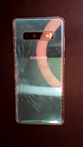 Samsung Galaxy S10+ de A*****o antes de la reparación de pantalla y tapa trasera