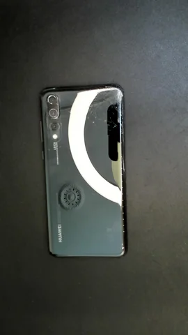 Huawei P20 Pro de G****a antes de la reparación de tapa trasera