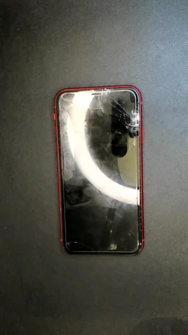 Apple iPhone XR de L***a antes de la reparación de pantalla