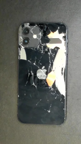 Apple iPhone 12 de E*****i antes de la reparación de tapa trasera