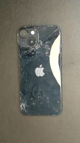 Apple iPhone 14 de M****l antes de la reparación de batería y tapa trasera