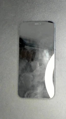 Apple iPhone 12 de C****s antes de la reparación de batería