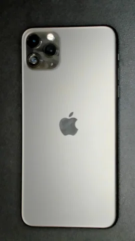 Apple iPhone 11 Pro Max de J**n antes de la reparación de lente de cámara trasera